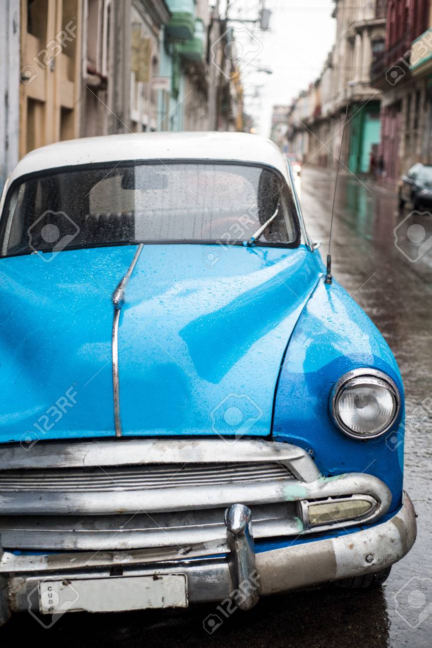 雨の日に古い車はハバナ キューバのストリート シーン の写真素材 画像素材 Image 4051