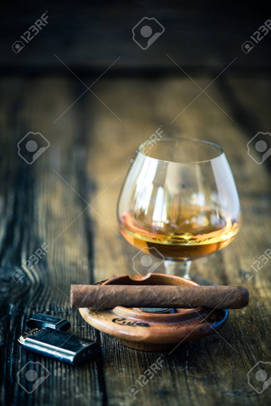 キューバ産の葉巻とラム酒やコニャックのガラス手 の写真素材 画像素材 Image