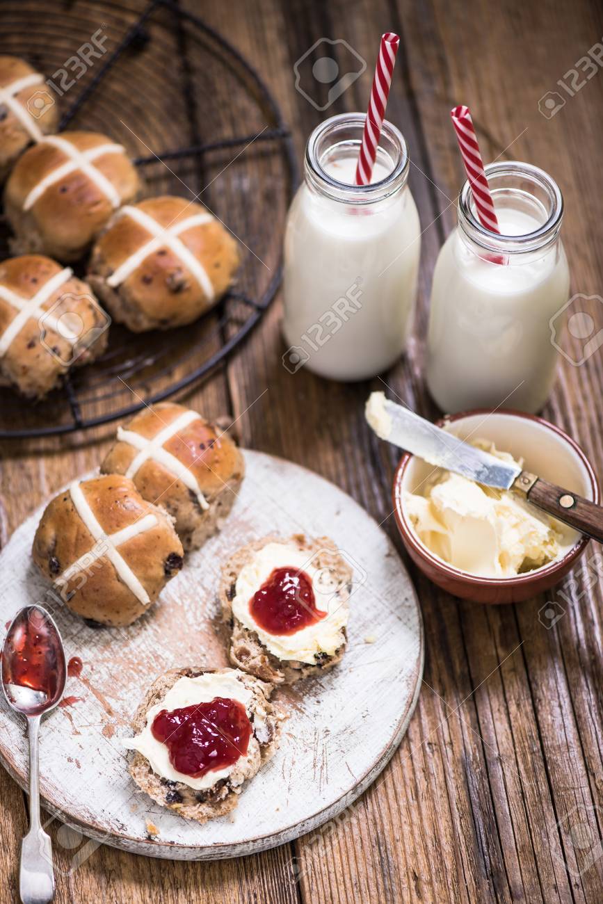 伝統的なイースター朝食 ホットクロスバン の写真素材 画像素材 Image