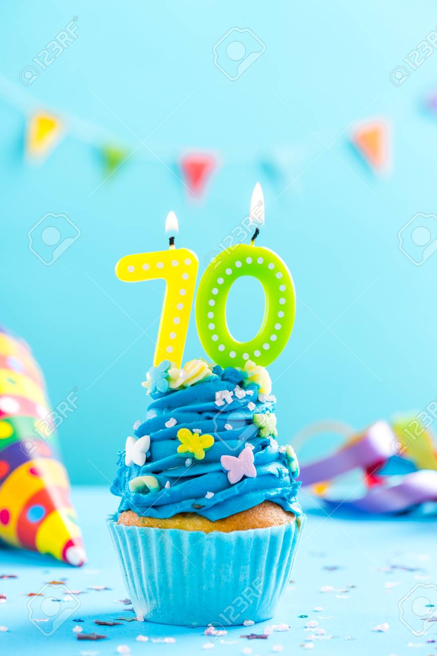 70歳の誕生日カップケーキとキャンドルと振りかける カードモックアップ の写真素材 画像素材 Image