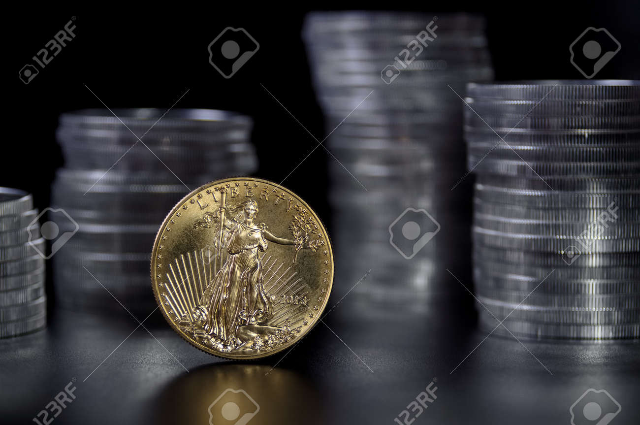 1온스 아메리칸 실버 이글 동전 더미 앞에 있는 1온스 금화 로열티 무료 사진, 그림, 이미지 그리고 스톡포토그래피. Image  164032717