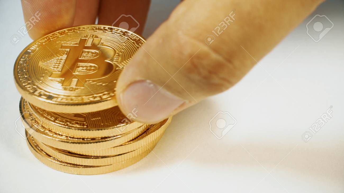 남자의 손은 비트 코인을 칼럼에 넣는다. 손을 금색 Bitcoins 계산입니다. 암호화 통화 Gold Bitcoin - BTC - Bit  Coin 로열티 무료 사진, 그림, 이미지 그리고 스톡포토그래피. Image 84169368