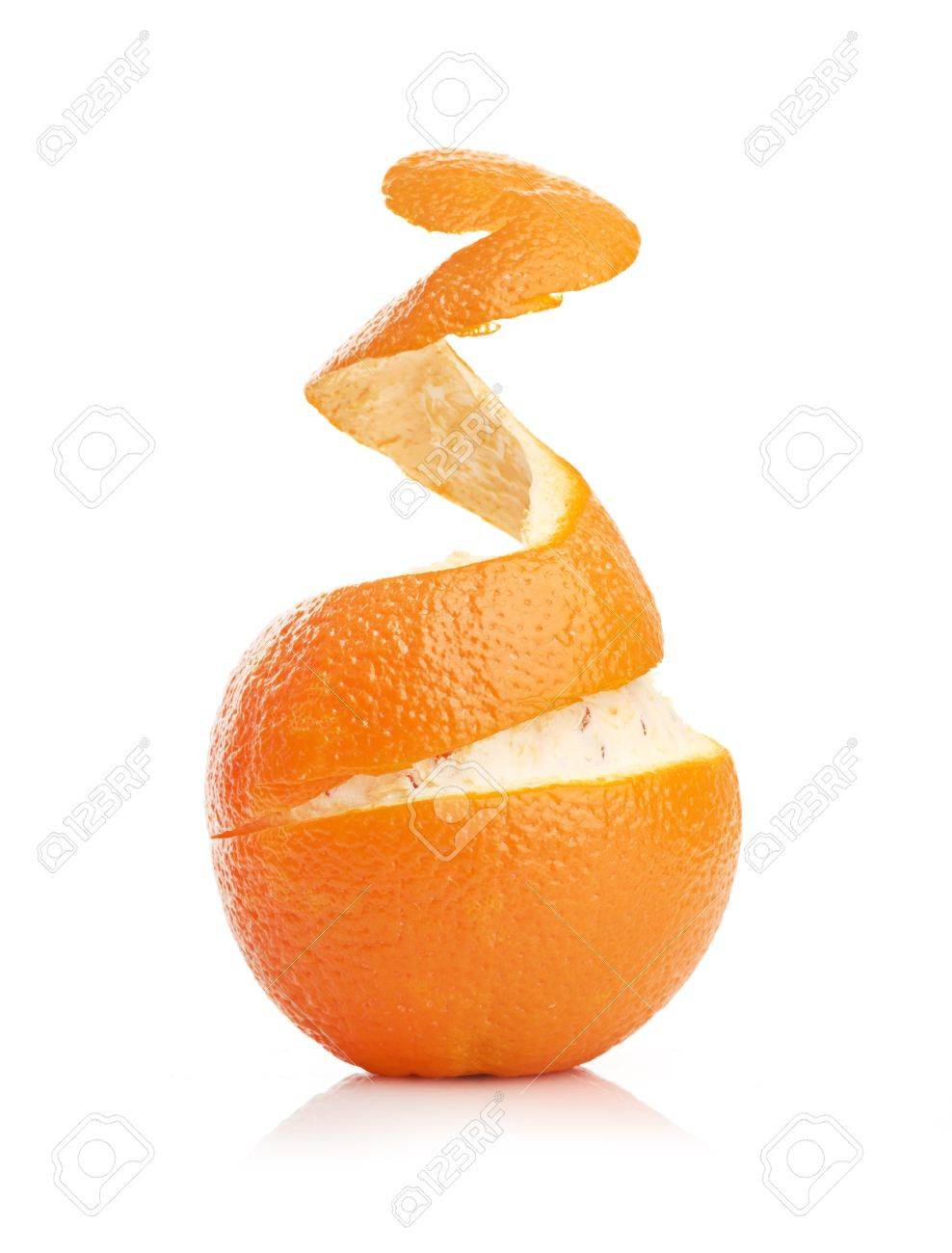 オレンジ色の皮をむいたスパイラル肌の白い背景で隔離 の写真素材 画像素材 Image