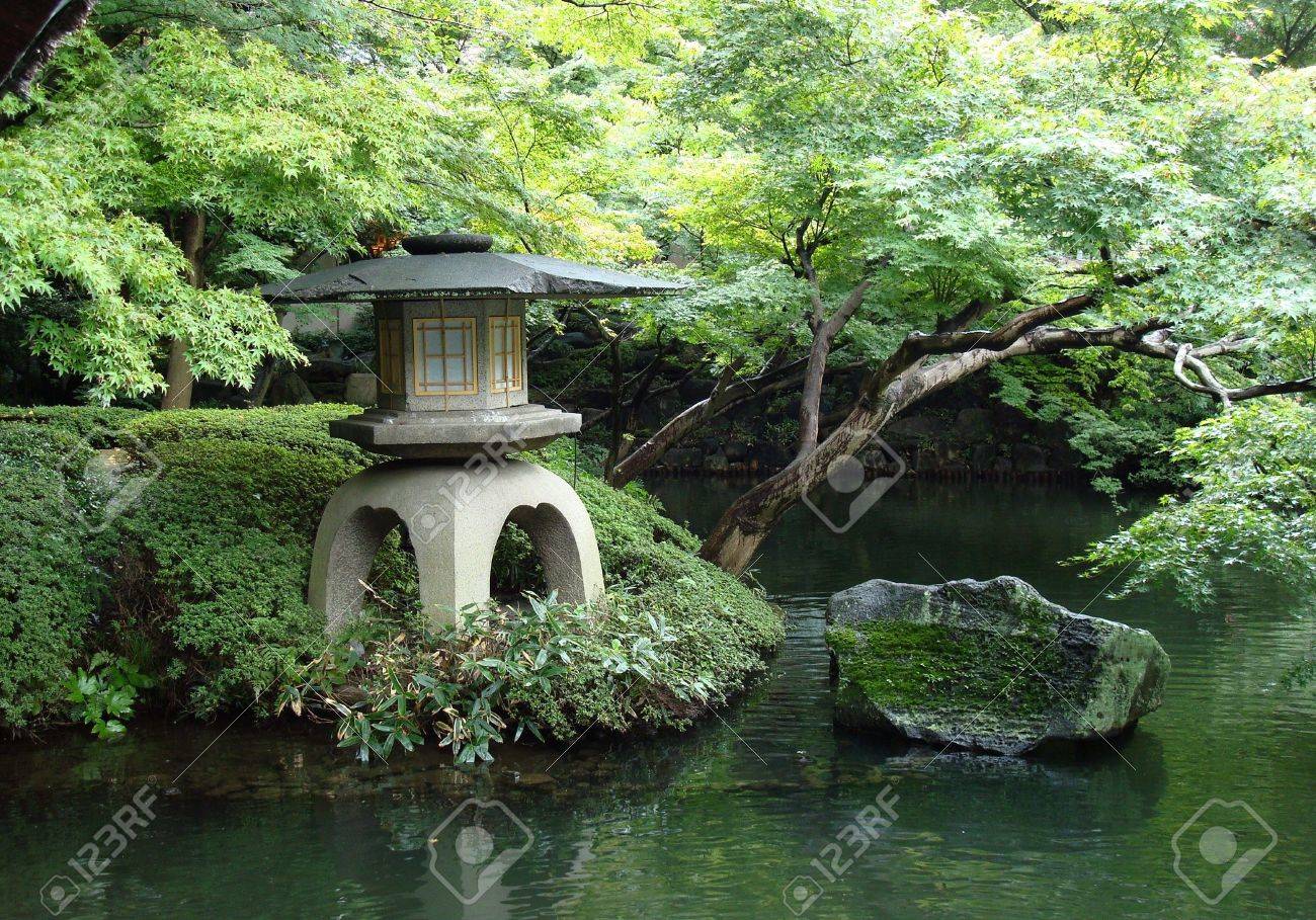 岩 庭石 灯籠 日本庭園