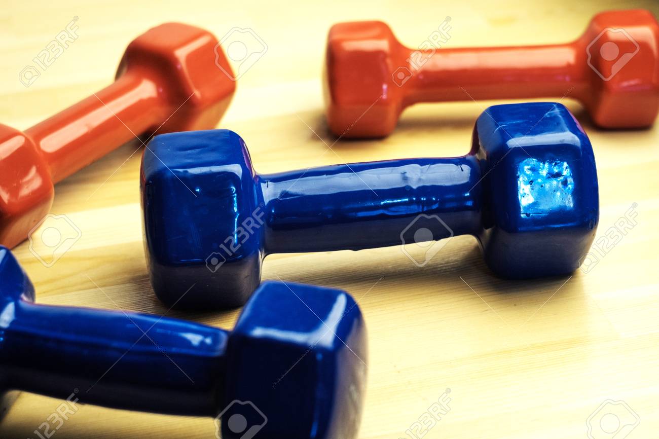 Pesas Rojas Y Azules Para Hacer Ejercicio En Casa Caóticamente Esparcidas Sobre Una Superficie De Madera Fotos Retratos Imágenes Y Fotografía De Archivo Libres De Derecho Image 95414223