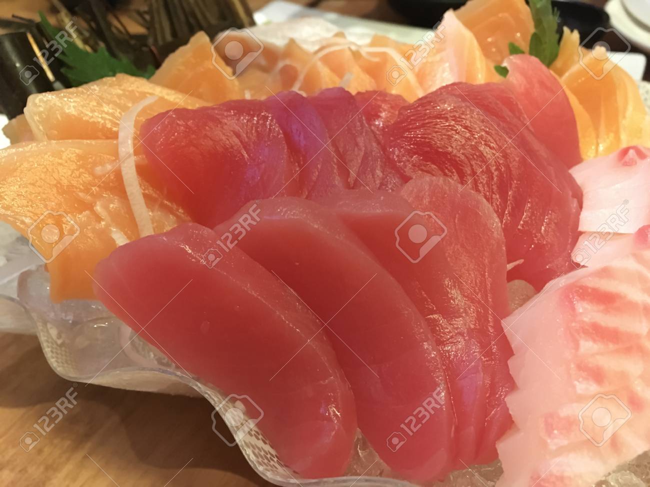 日本の伝統的な食べ物の皿サーモンとマグロの刺身 の写真素材 画像素材 Image