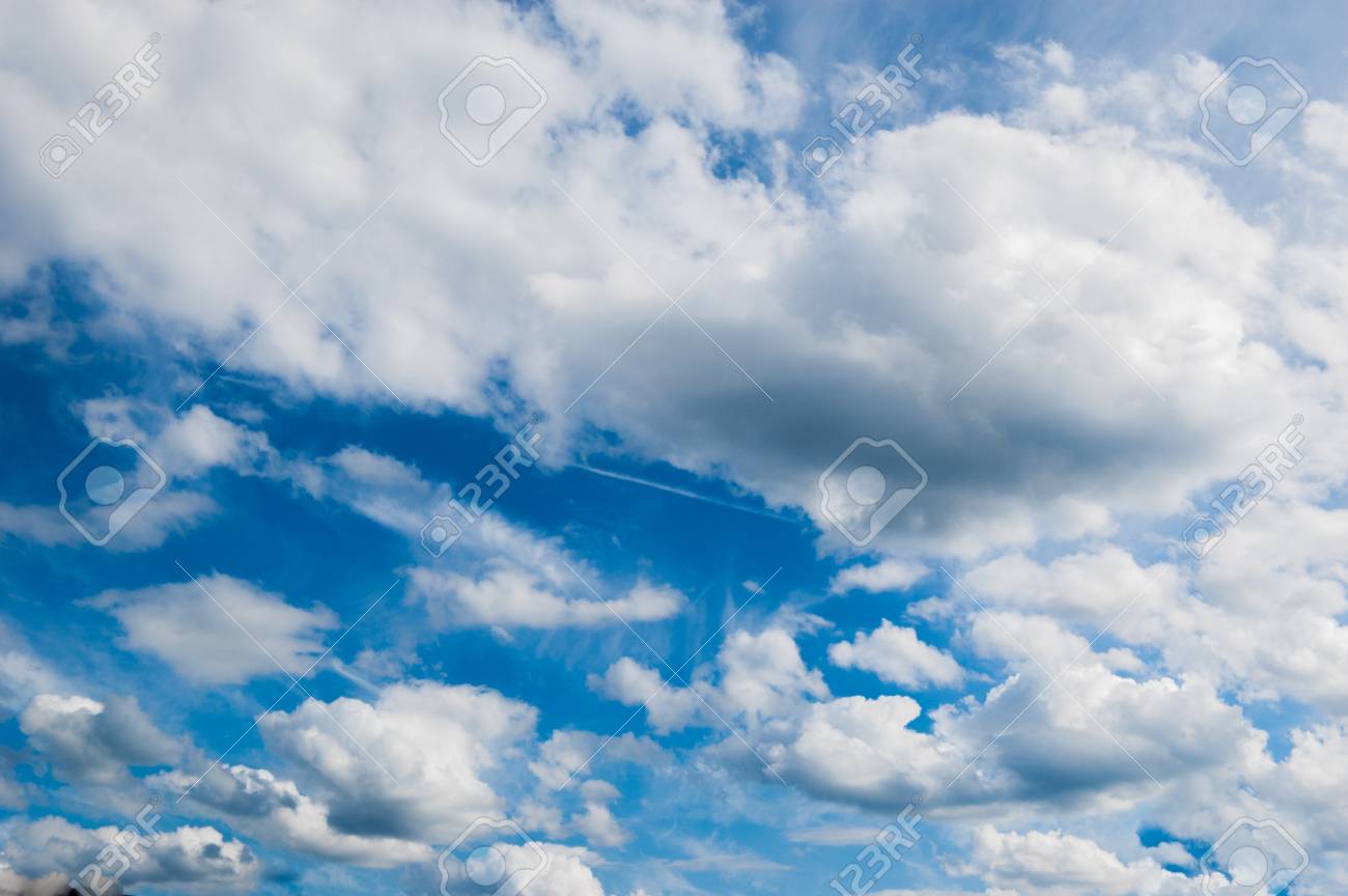 ふわふわの白い雲 青い空を背景に白い青空にふわふわ雲 の写真素材 画像素材 Image 1272