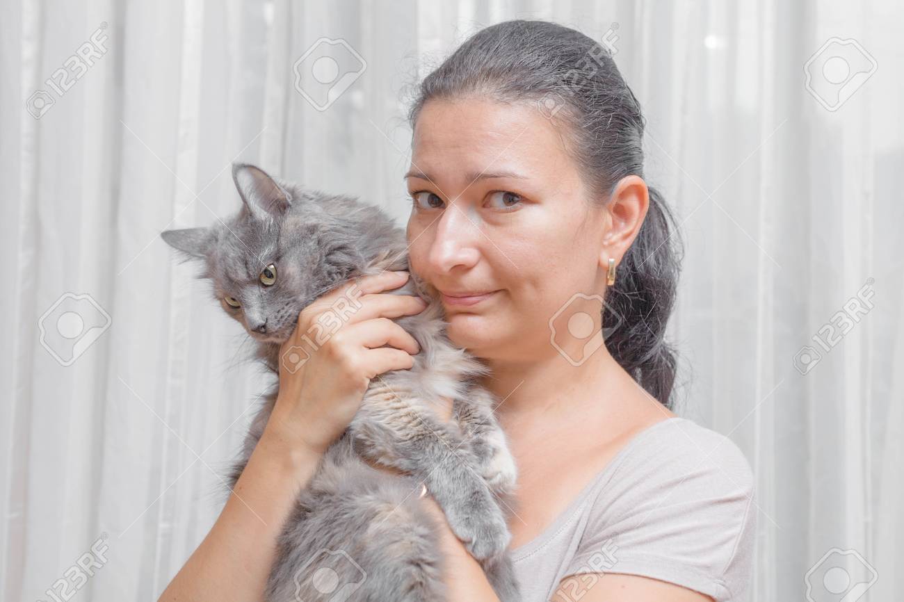 실내 고양이와 여자 로열티 무료 사진, 그림, 이미지 그리고 스톡포토그래피. Image 22348594