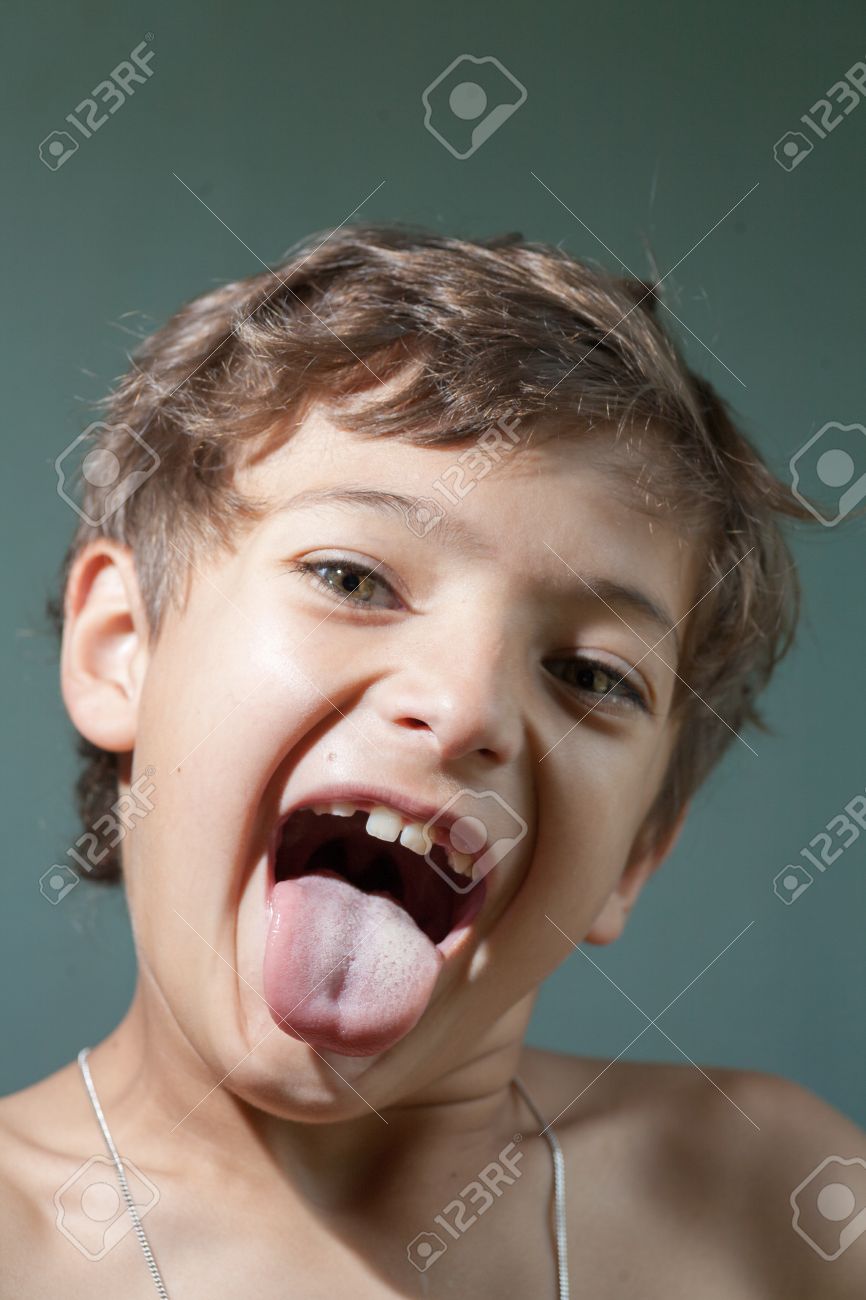 Petit Portrait De Garçon Tire La Langue À L'intérieur Banque D'images Et  Photos Libres De Droits. Image 22915680.