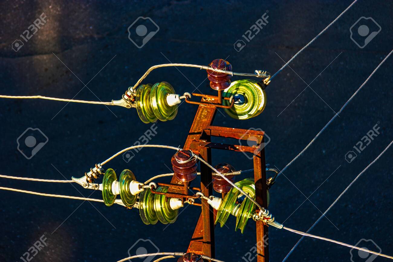 Conjunto De Aislante Eléctrico De Vidrio Con Cables Montados En La Torre De Oxidada La Vista Superior Fotos, Retratos, Imágenes Y Fotografía Archivo Libres De Image 128907307.
