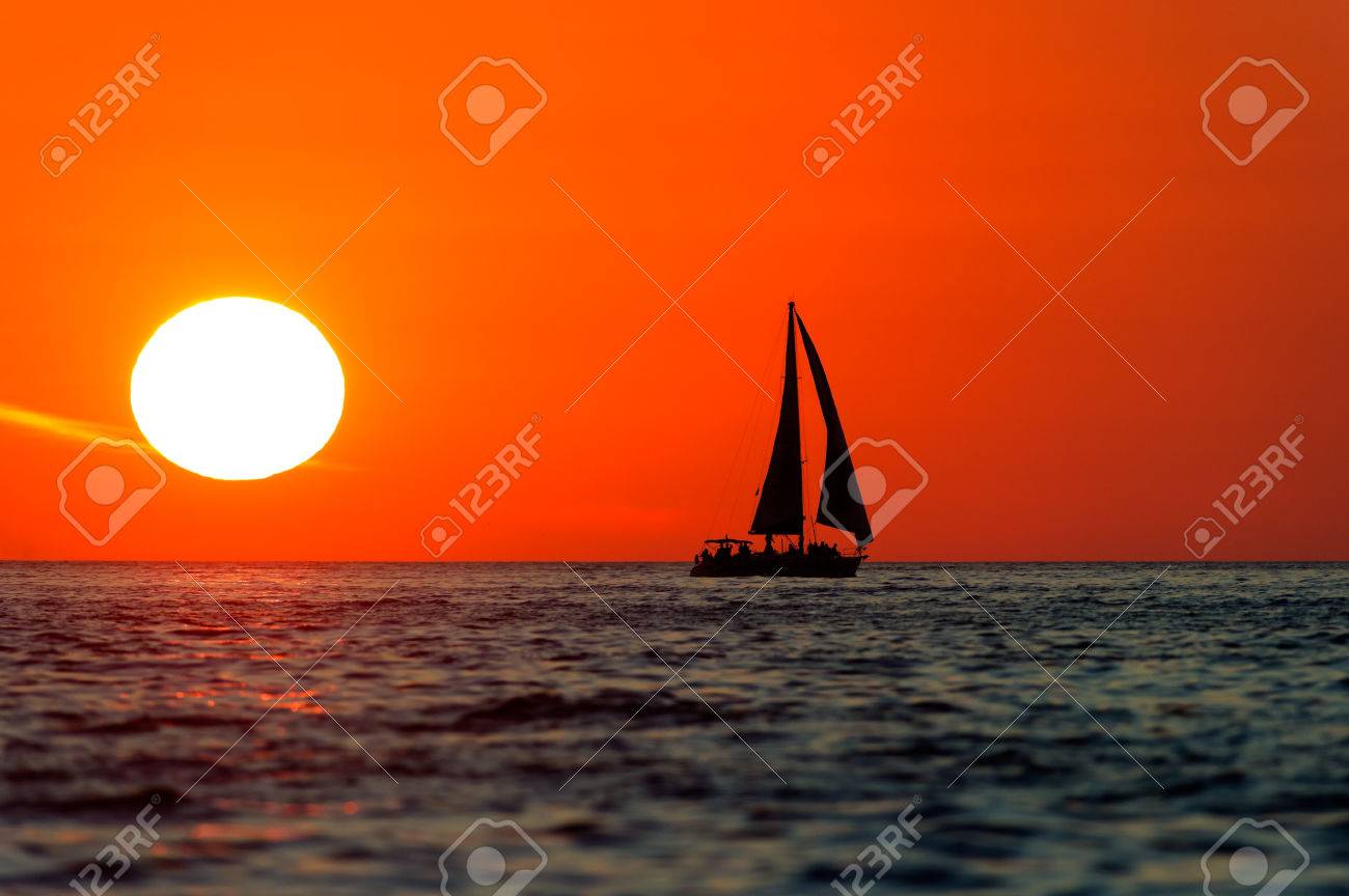 サンセット ヨットは、赤い夕焼け空に白いホット夕日と海の水に