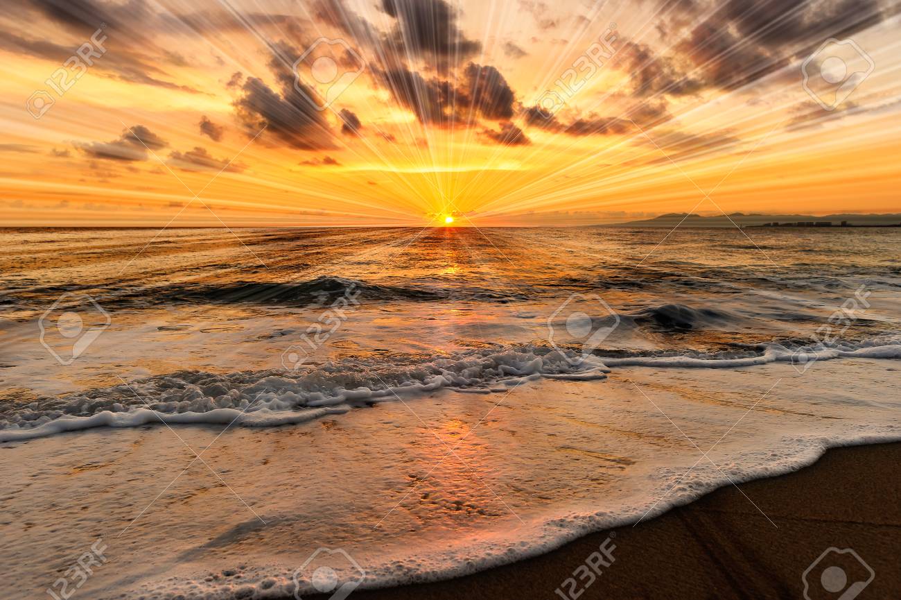太平洋に沈む夕日は、太平洋に沈む夕日からみなぎる感動の光と海の夕日 