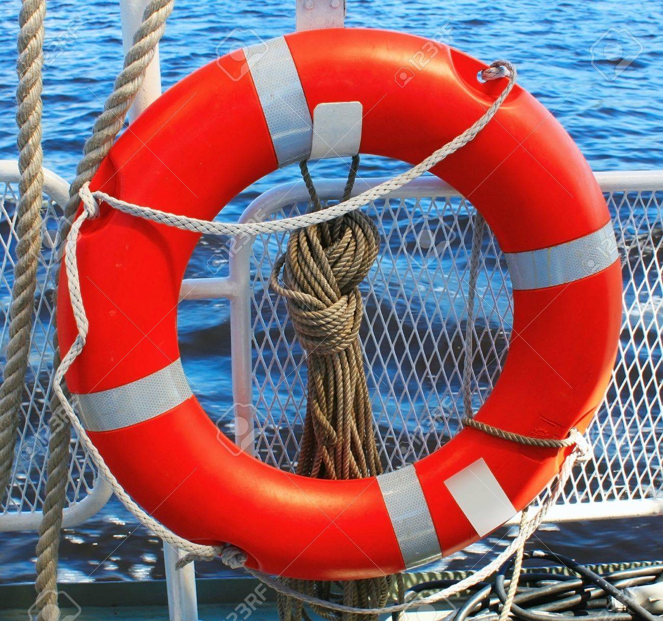 Спасательный круг. Спасательный круг с линем на судне. Количество спасательных кругов на судне. Спасательный круг на спасательной шлюпке. Спасательный круг на судне.