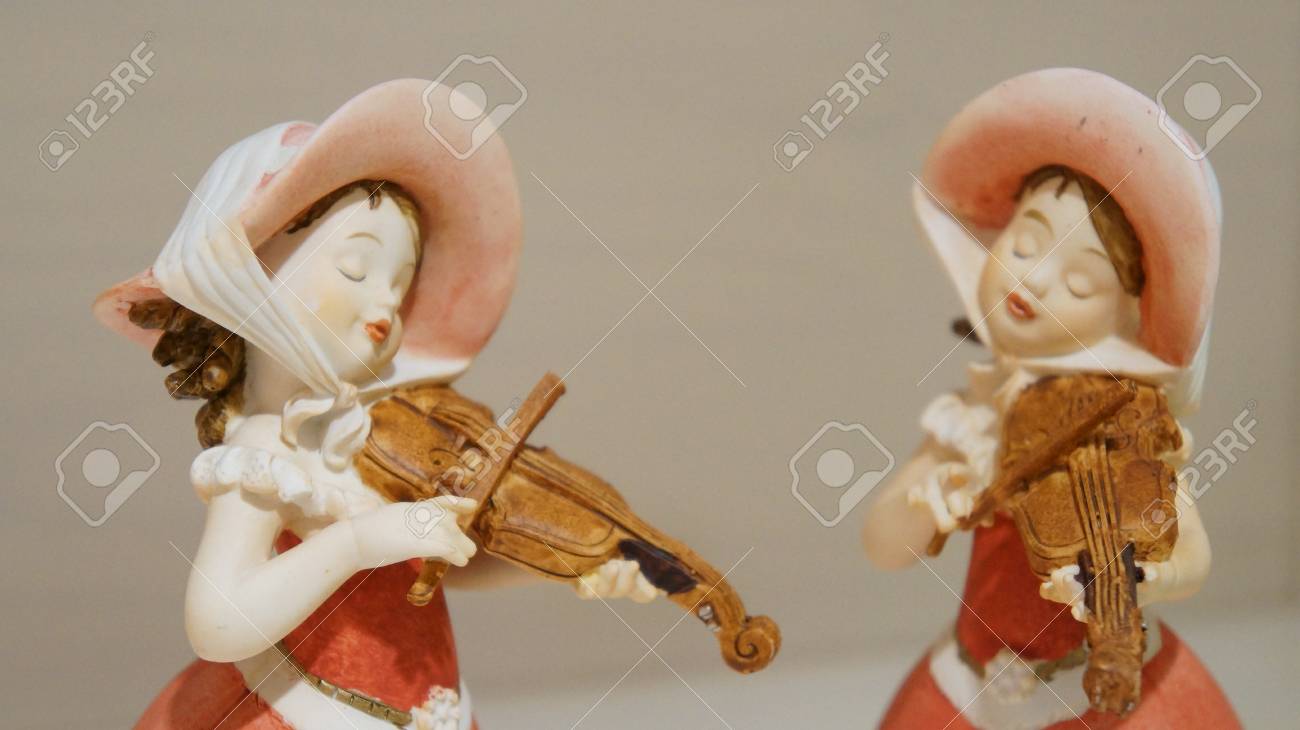 バイオリンを持つ陶器製音楽家フィギュア バイオリンを持つ陶器製音楽家フィギュア