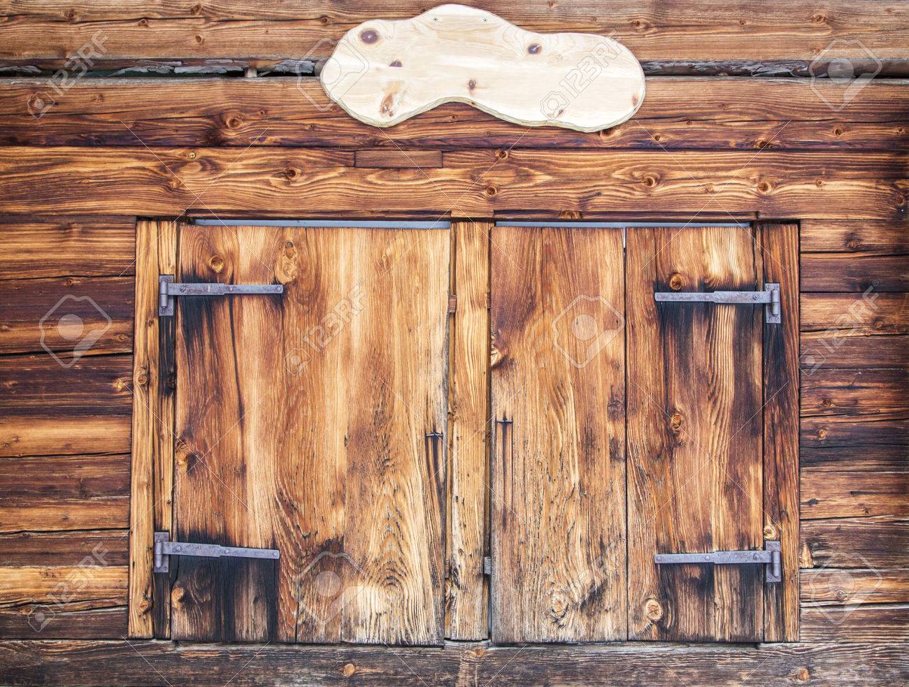 Téléchargement gratuit Images Facade En Bois D Un Chalet De Montagne Avec Des Volets De Fenetres actualisé par