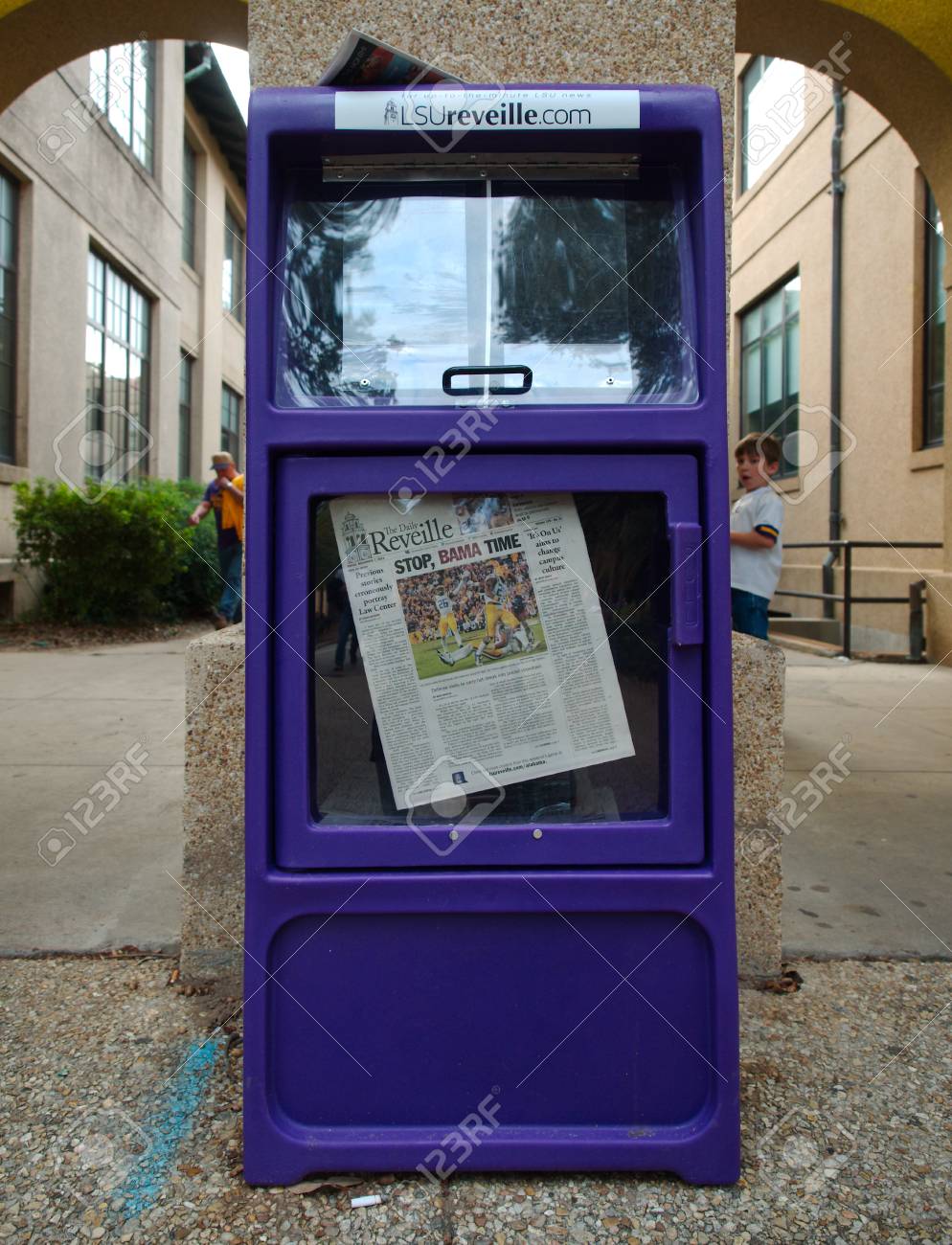 バトン ルージュ ルイジアナ 14 Lsu のフットボールの試合の間に新聞の自動販売機はフロント ページのルイジアナ州立大学で 毎日 Reveille のゲームの範囲を表示します の写真素材 画像素材 Image