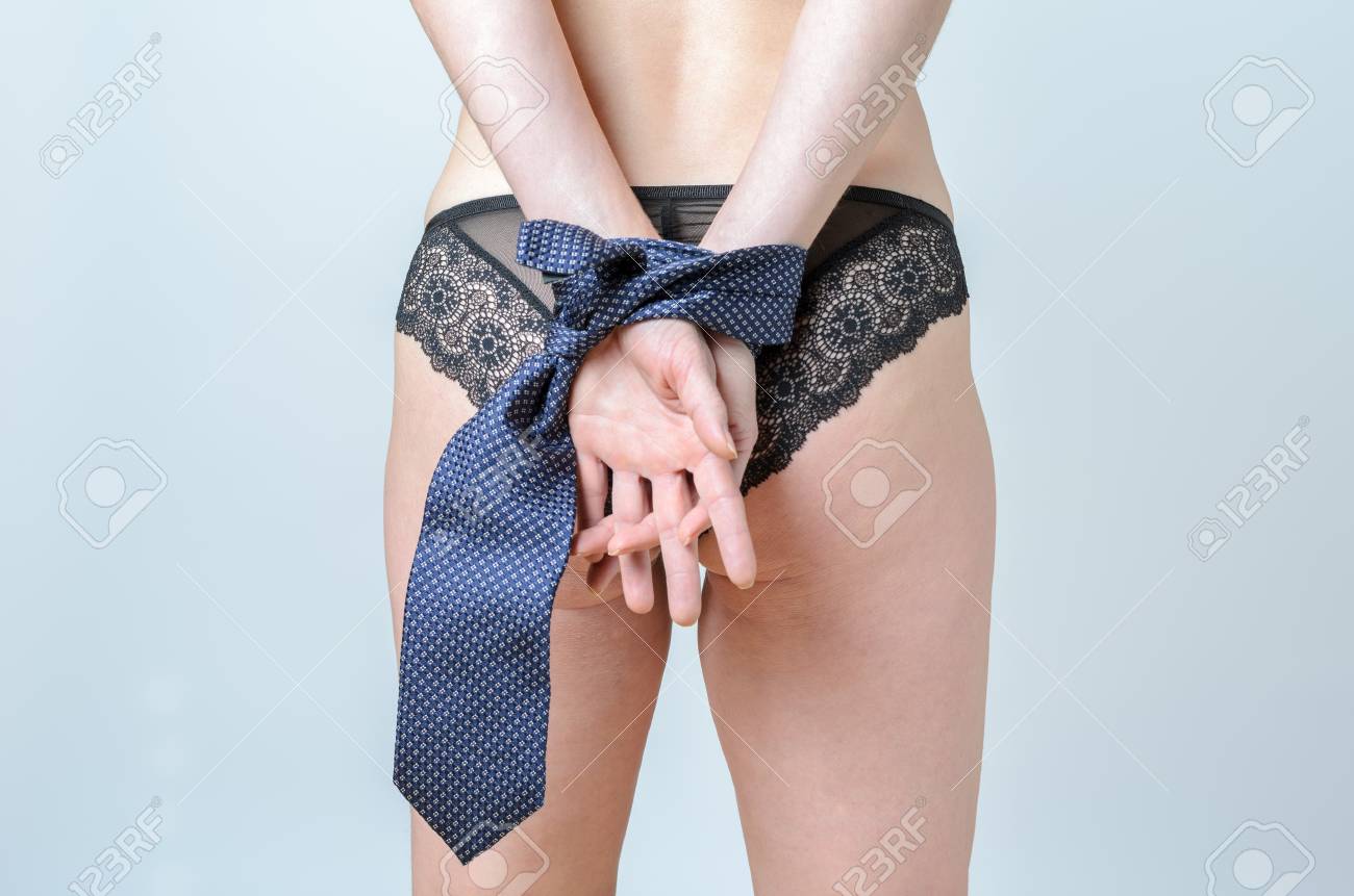 ボンテージ男性ネクタイ グレー以上拡大体女性のセックス  シンボルの概念によって結ばれた両手でシックな黒のランジェリーを着てセクシーな女性の写真素材・画像素材 Image 50344158