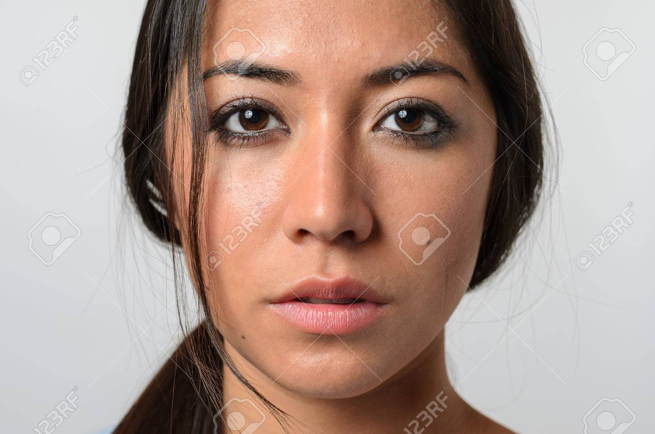 ほつれ毛と真剣な表情空白を見詰めると 1 つの美しい若い女性 の写真素材 画像素材 Image