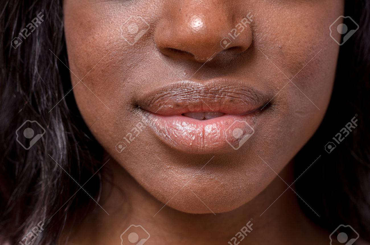 裸の唇と若いアフリカ女性の鼻を閉じる の写真素材 画像素材 Image 裸の唇と若いアフリカ女性の鼻を閉じる の写真素材 画像素材 Image