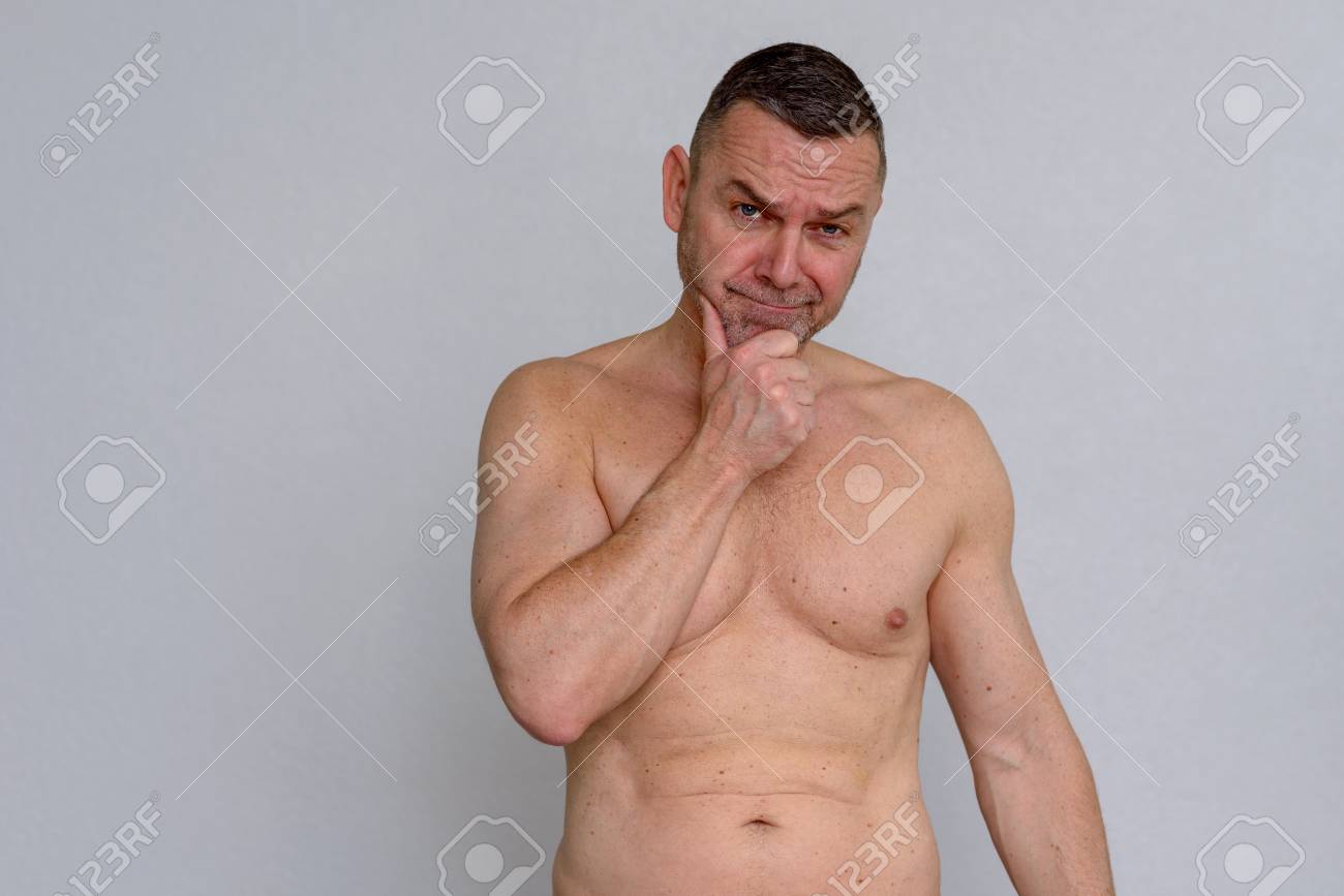 Un Portrait En Studio D'un Homme Mature Nu À Partir De La Taille Avec Une  Expression Perplexe. Banque D'Images et Photos Libres De Droits. Image  97833604