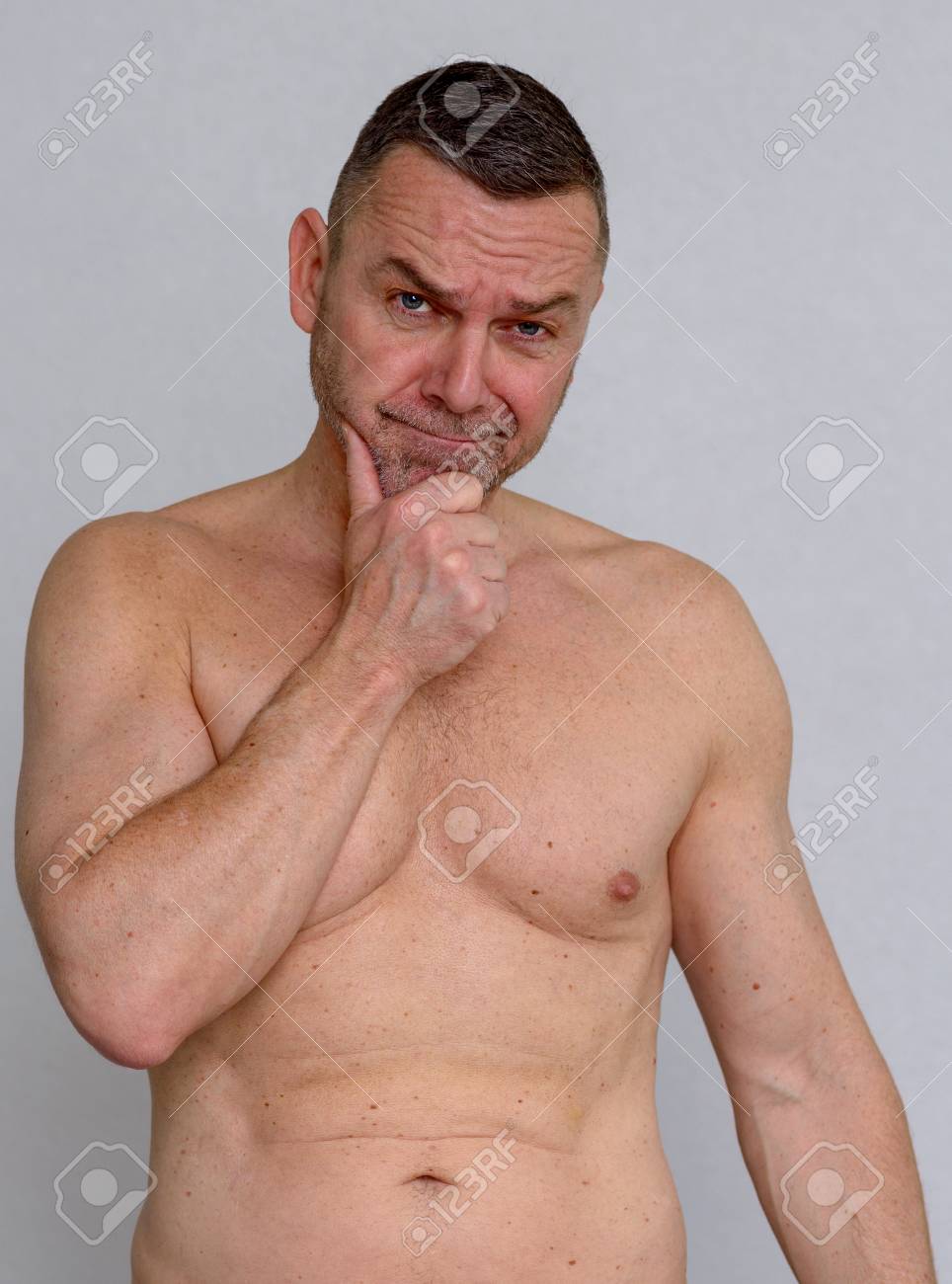 Un Portrait En Studio D'un Homme Mature Nu À Partir De La Taille Avec Une  Expression Perplexe. Banque D'Images et Photos Libres De Droits. Image  97819149