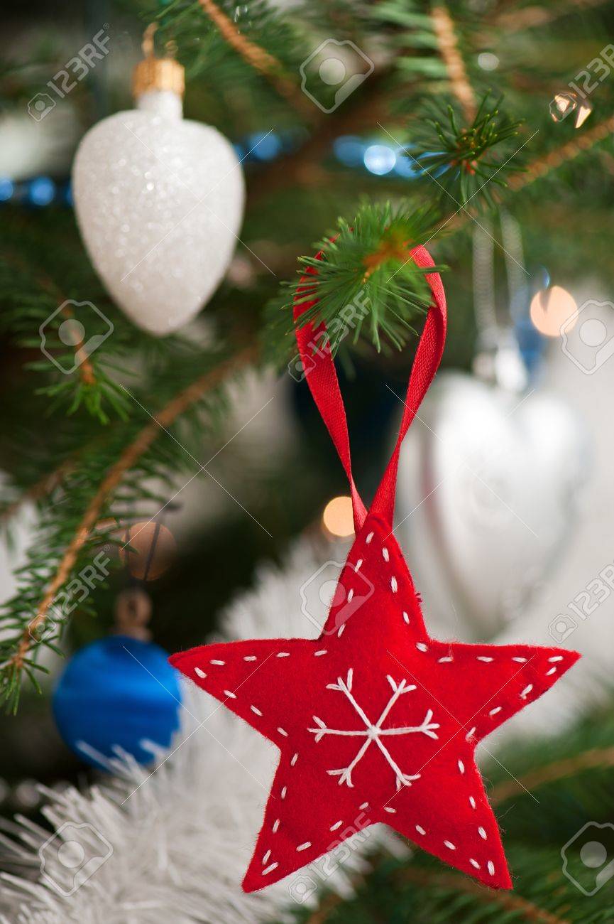 フェルトの手作りクリスマス ツリーの装飾 の写真素材 画像素材 Image