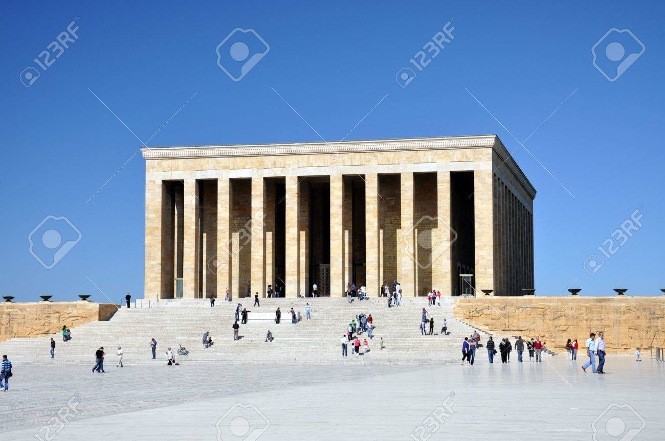 アンカラ トルコ 4 月 23 日市民訪問アタテュルク廟 M ムスタファケマルアタチュルク 独立のトルコ戦争のリーダーそしてトルコ共和国の上 12 年 4 月 23 日 アンカラの創設者の霊廟 の写真素材 画像素材 Image