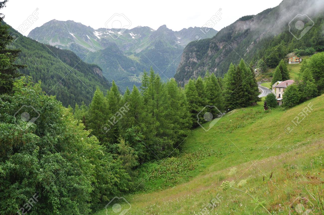 山の中の家 の写真素材 画像素材 Image