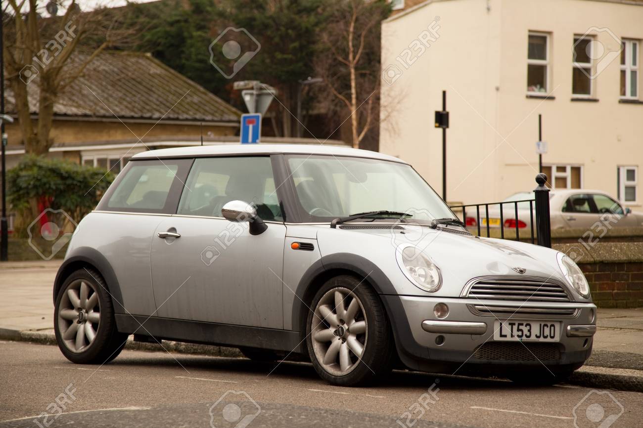 ロンドン 2 月 7 日 ロンドン イギリスで 15 年 2 月 7 日にミニ ミニ 小型経済車です の写真素材 画像素材 Image