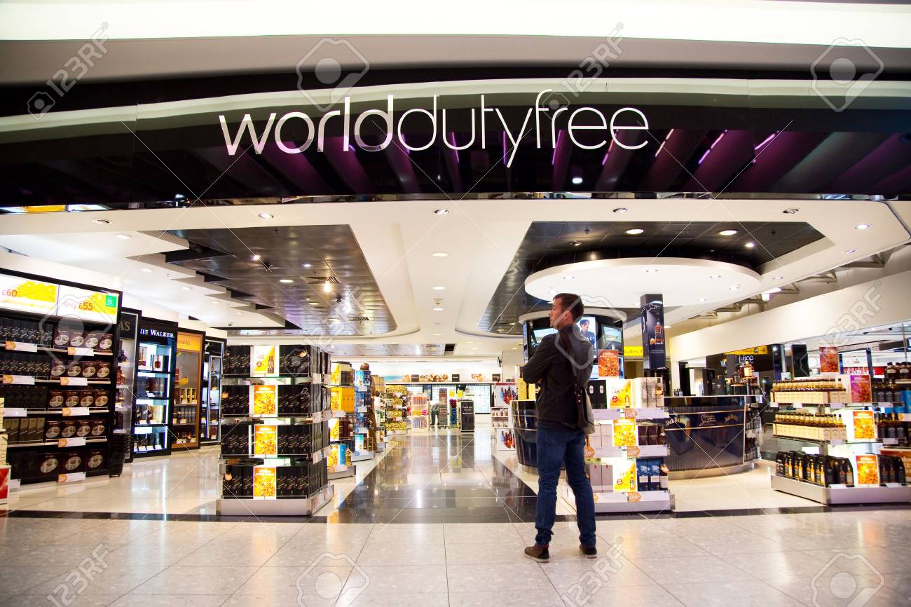 9 月 5 日 ロンドン 15 年 9 月 5 日にロンドン イングランド イギリスのヒースロー空港での免税店 ヒースロー空港は世界で最も忙しい空港の一つです の写真素材 画像素材 Image