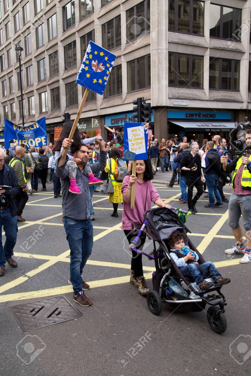 Londres 2 Juillet Manifestants A La Manifestation Pour L Europe Le 2 Juillet 16 A Londres En Angleterre Au Royaume Uni Environ 35 000 Personnes Ont Assiste A La Marche Banque D Images Et