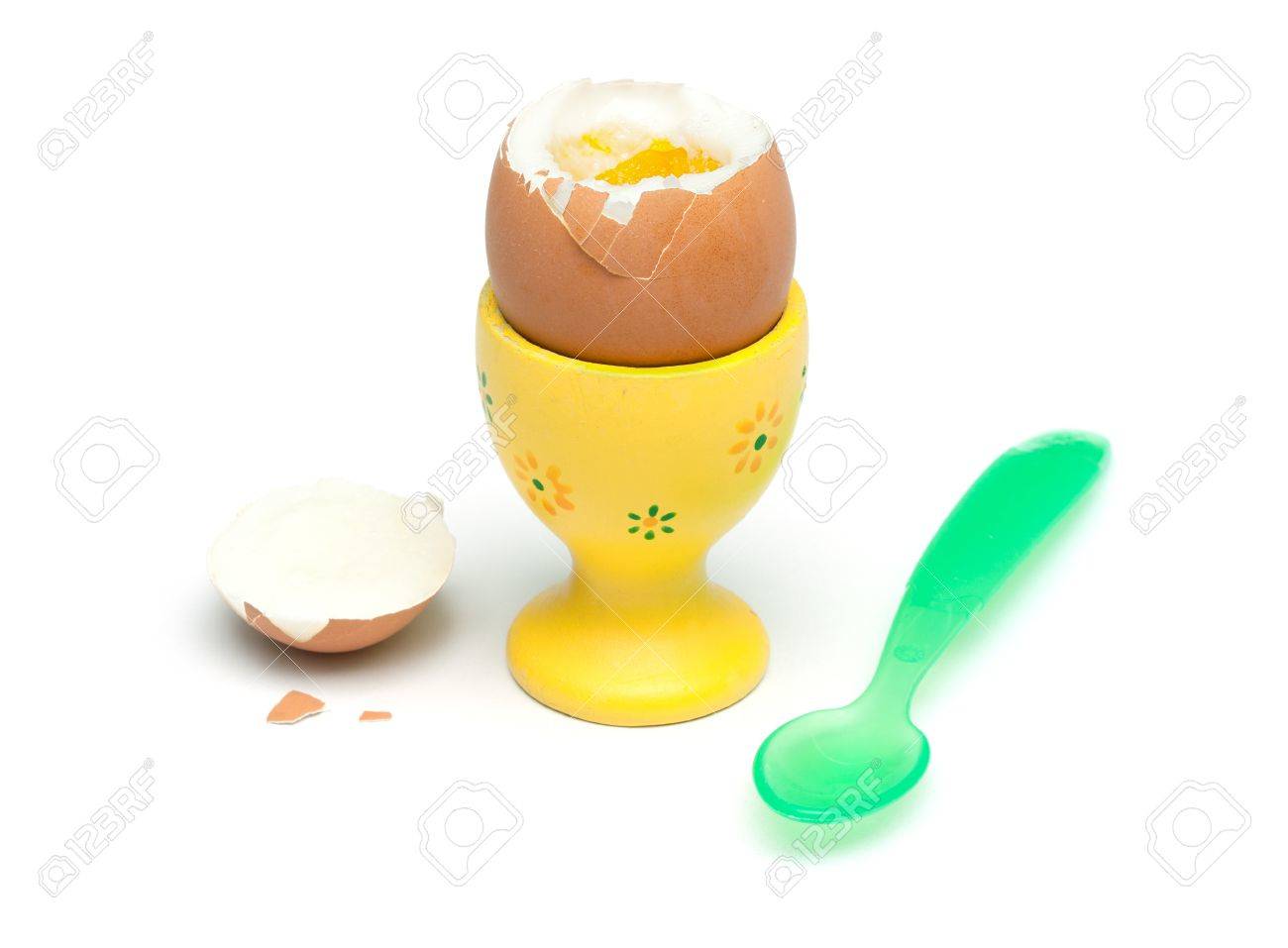 エッグカップと黒いゆで卵とプラスチックのスプーン 白い背景上に分離 の写真素材 画像素材 Image