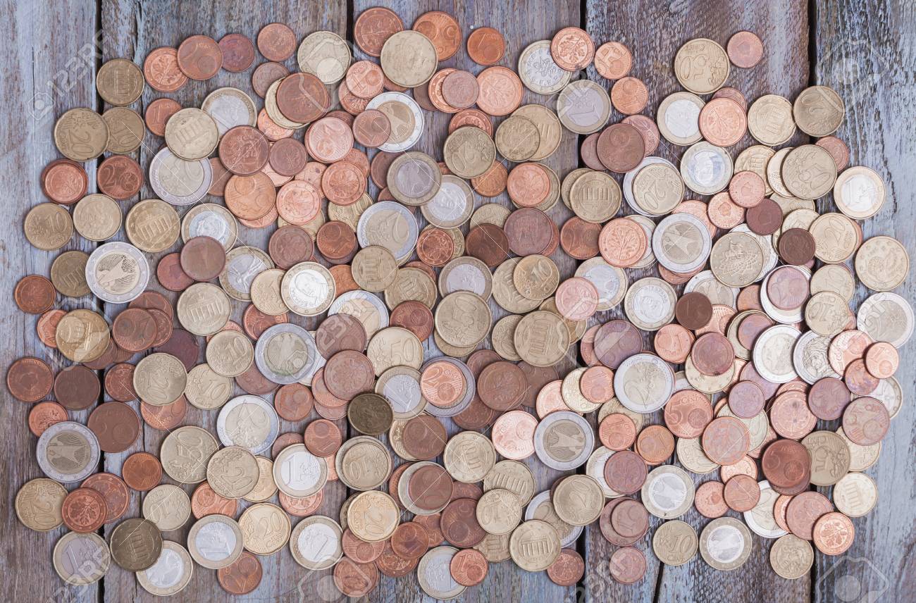 많은 양의 유로 돈 동전 세 Grunge 나무 보드 바탕 화면에. 로열티 무료 사진, 그림, 이미지 그리고 스톡포토그래피. Image  60169460