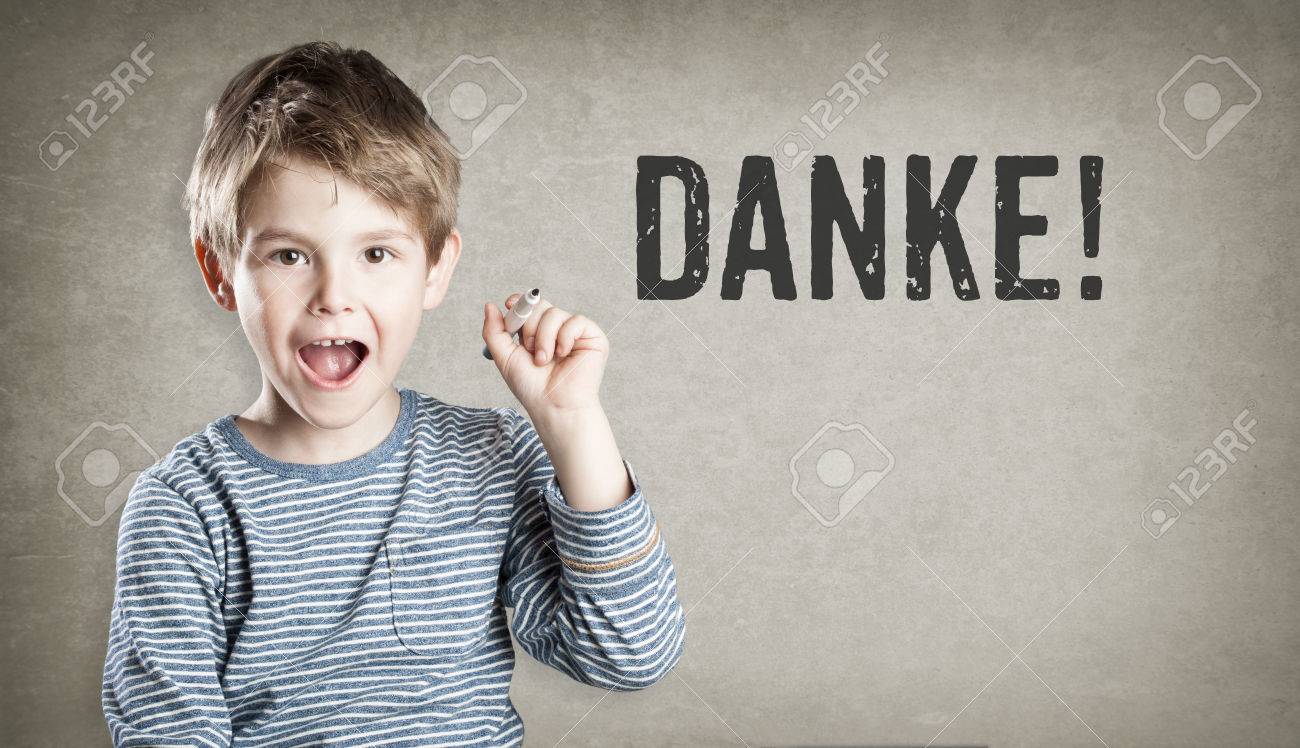 単語 ダンケ ありがとう ドイツ語 グランジ背景男の子が書いてびっくり コピー スペース の写真素材 画像素材 Image