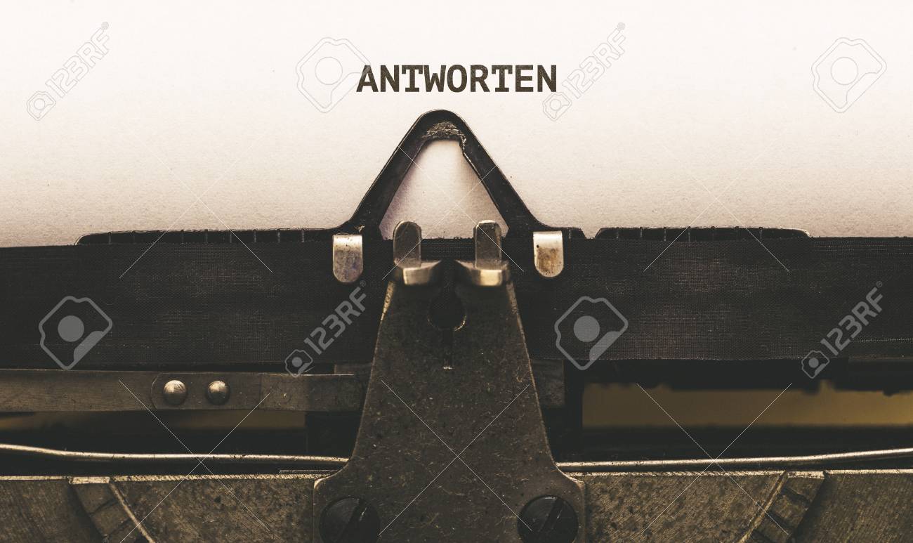 レスポンスを 19 年代からビンテージ機ライターで紙に答え ドイツ語のテキスト の写真素材 画像素材 Image