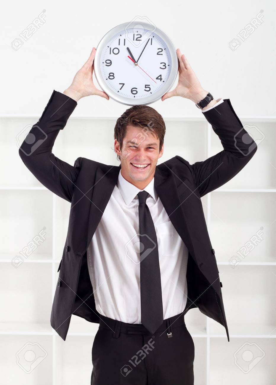 Humour Jeune Homme Horloge De Detention Sur Sa Tete Banque D Images Et Photos Libres De Droits Image Humour Jeune Homme Horloge De Detention Sur Sa Tete Banque D Images Et Photos Libres De Droits Image