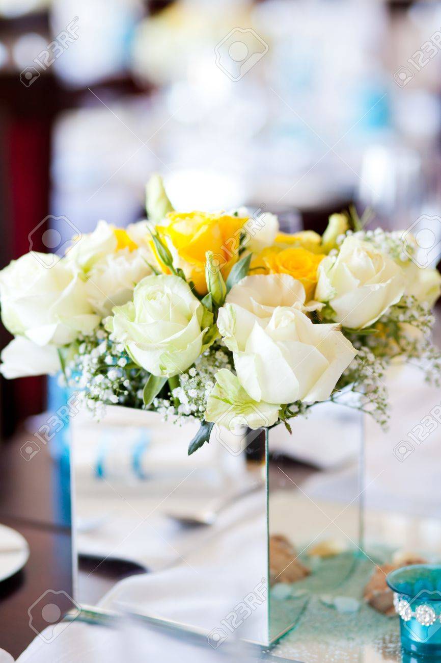 結婚式のテーブル センター ピースの花 の写真素材 画像素材 Image