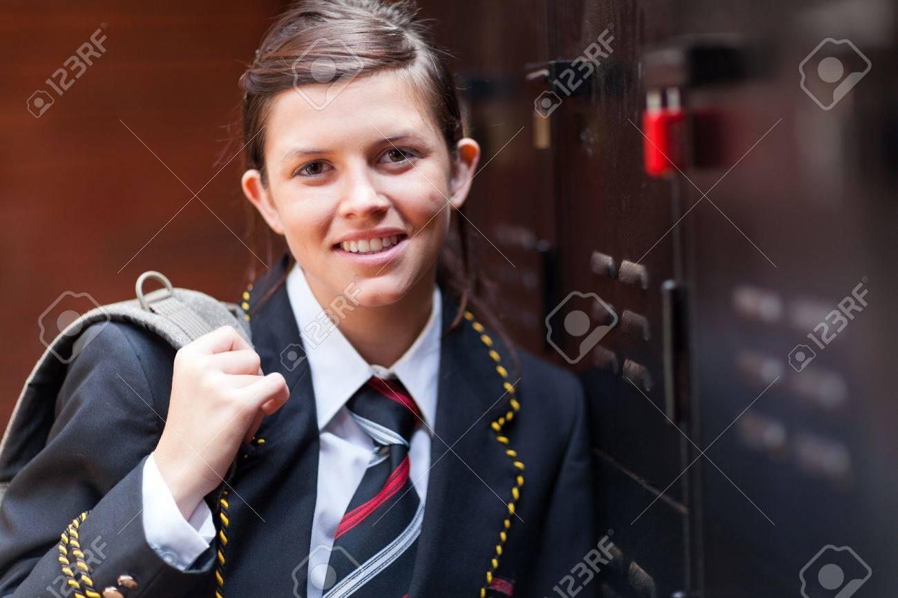 ロッカーでかわいい女子高校生の肖像画 の写真素材 画像素材 Image ロッカーでかわいい女子高校生の肖像画 の写真素材 画像素材 Image