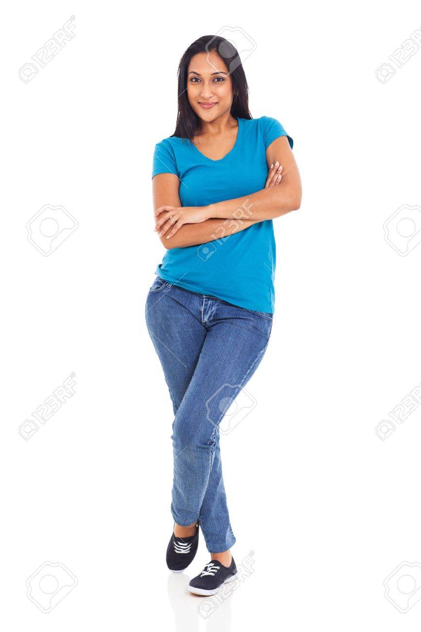 白い背景の上に腕組みでポーズ美しい若いインド人女性 の写真素材 画像素材 Image