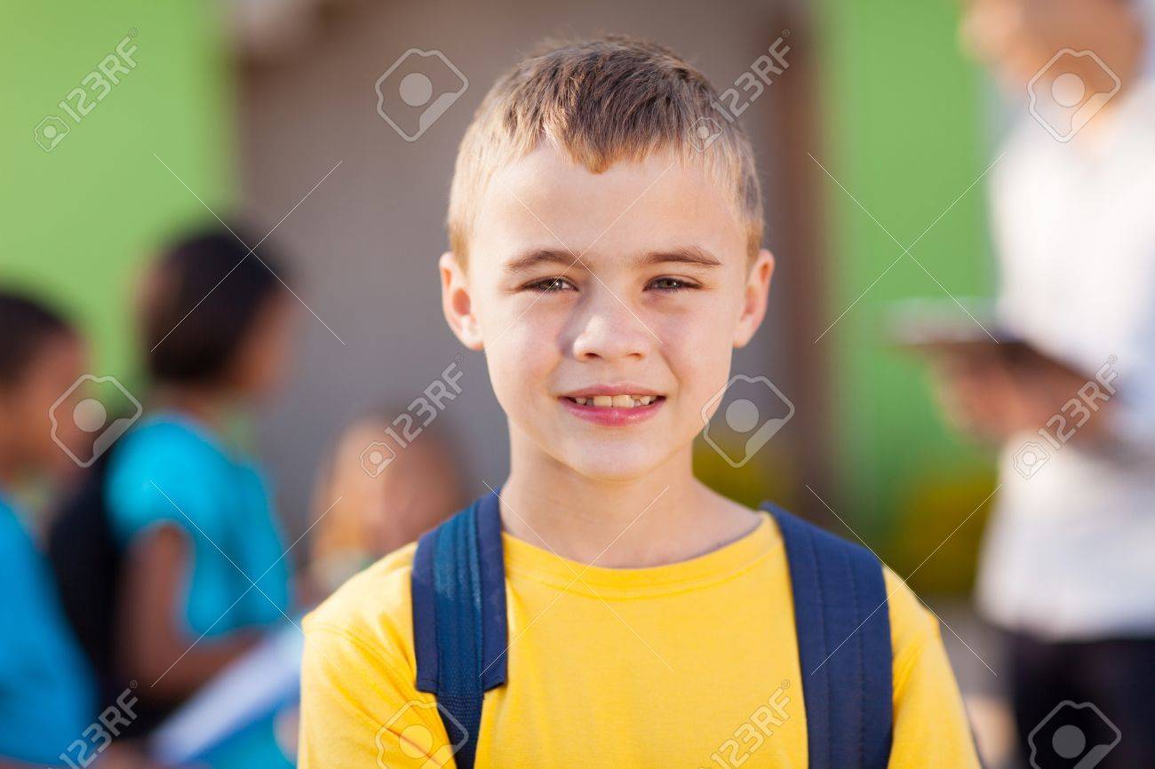 かわいい男性小学校生徒の教室外側 の写真素材 画像素材 Image かわいい男性小学校生徒の教室外側 の写真素材 画像素材 Image