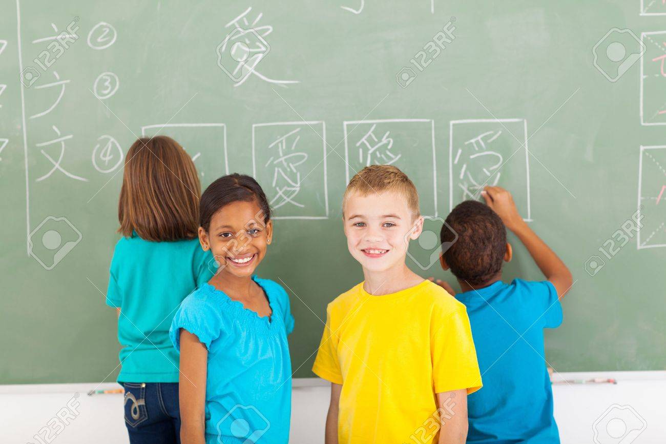 黒板で中国語を書いた後陽気な小学生 の写真素材 画像素材 Image