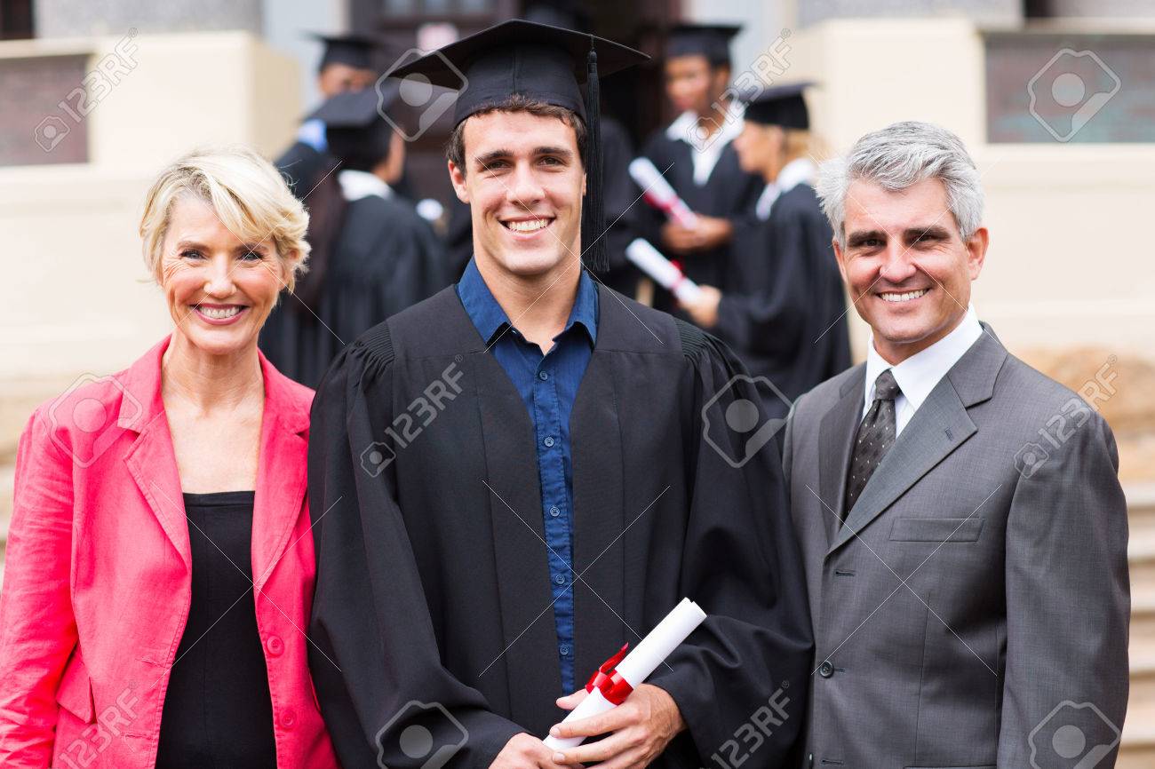 陽気な男性の大学を卒業し 卒業式の時 両親 の写真素材 画像素材 Image
