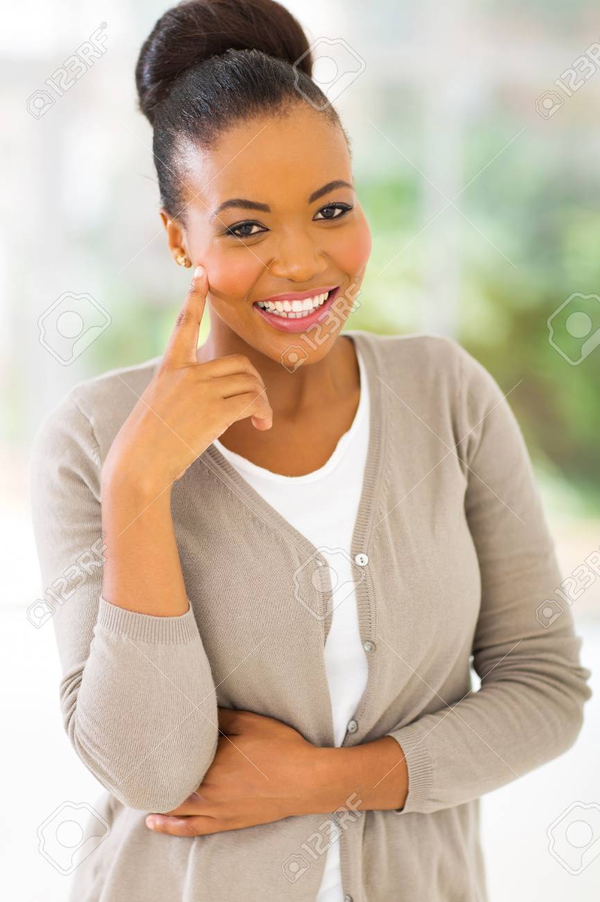 カメラを見てかわいいアフリカ女性 の写真素材 画像素材 Image