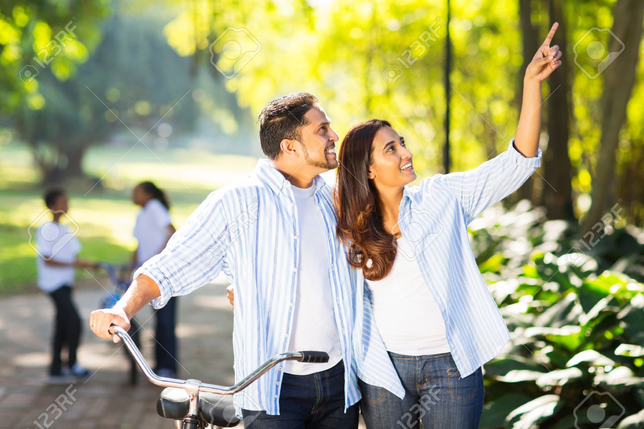 Человек на вершине горы. Танцы с подругами. The fewer friends quotes. Enjoying being me. Рисунок a few friends.