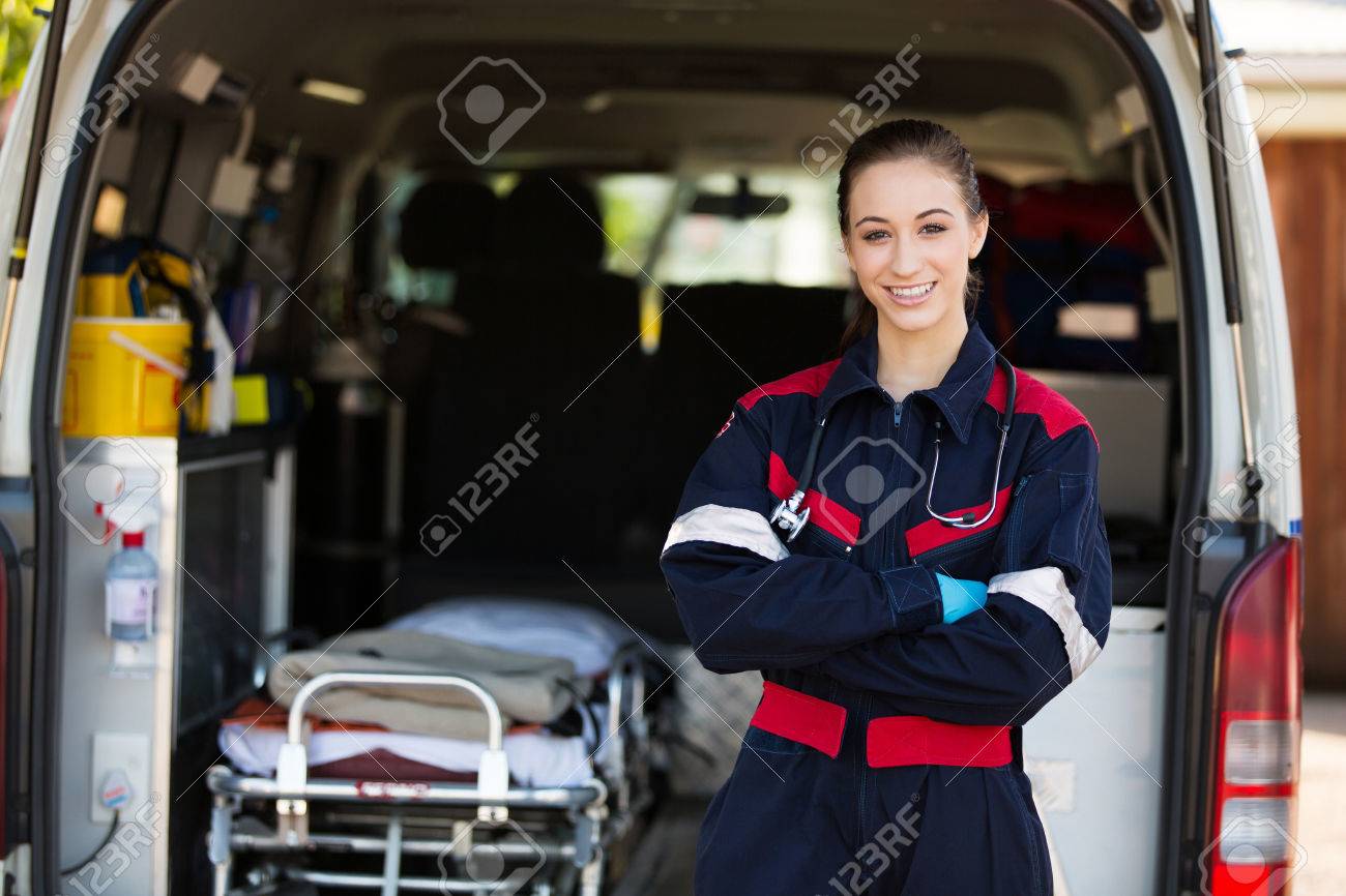救急車の前に立って幸せ女性救急救命士 の写真素材 画像素材 Image