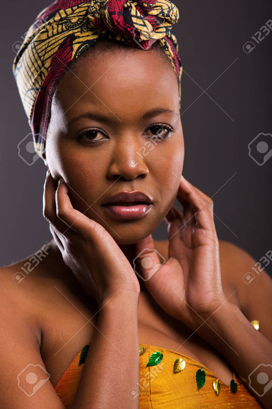 黒の背景でポーズ豪華なアフリカ女性モデル の写真素材 画像素材 Image