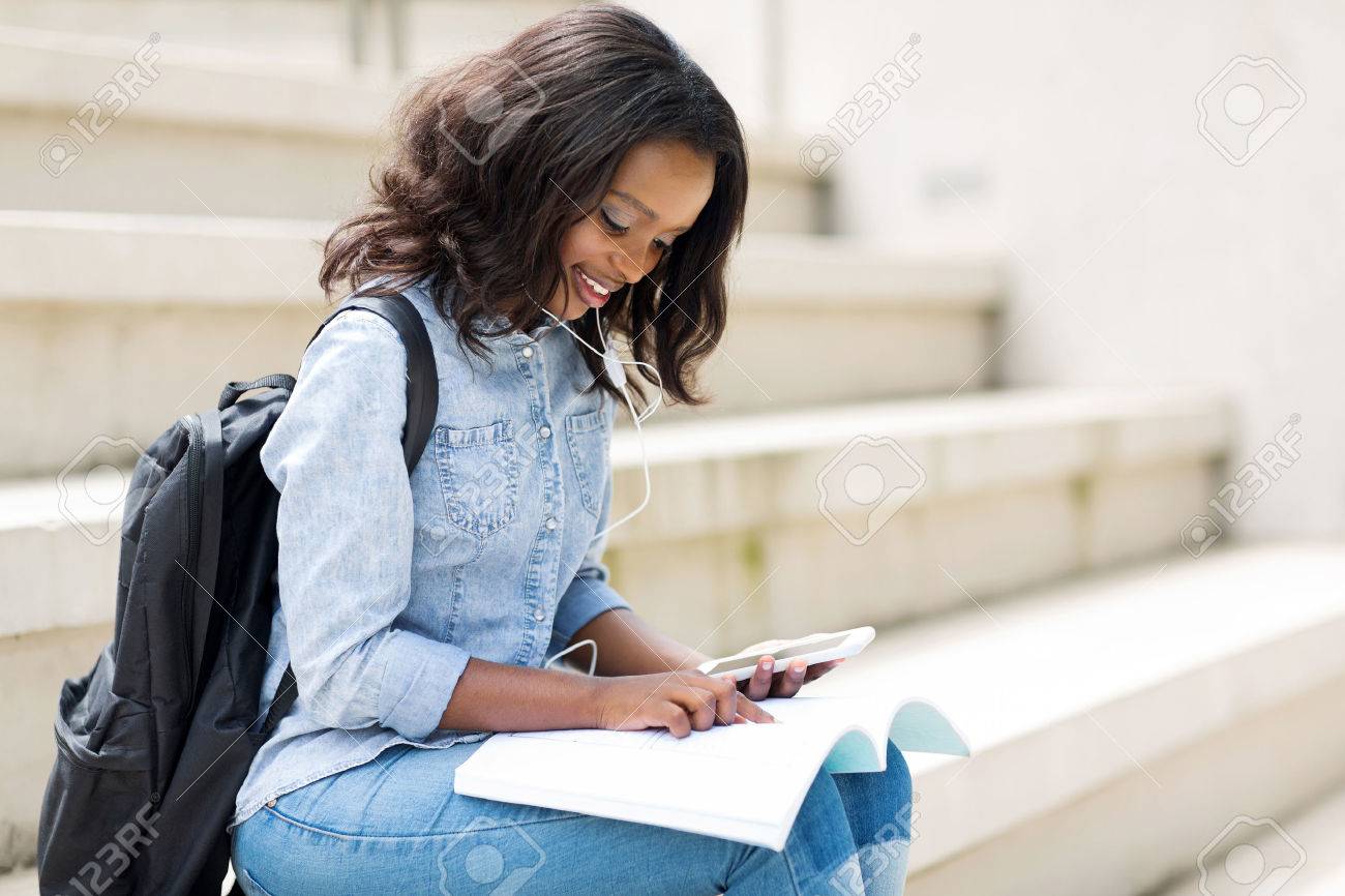 キャンパスで読んでかなり若いアフロ アメリカ女子大生 の写真素材 画像素材 Image キャンパスで読んでかなり若いアフロ アメリカ女子大生 の写真素材 画像素材 Image