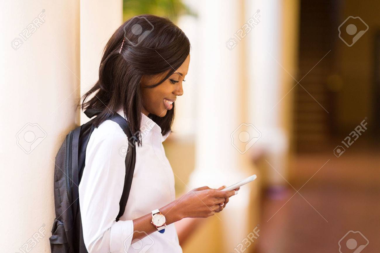 きれいな女のアフロ アメリカ人大学生の携帯電話を使用して の写真素材 画像素材 Image
