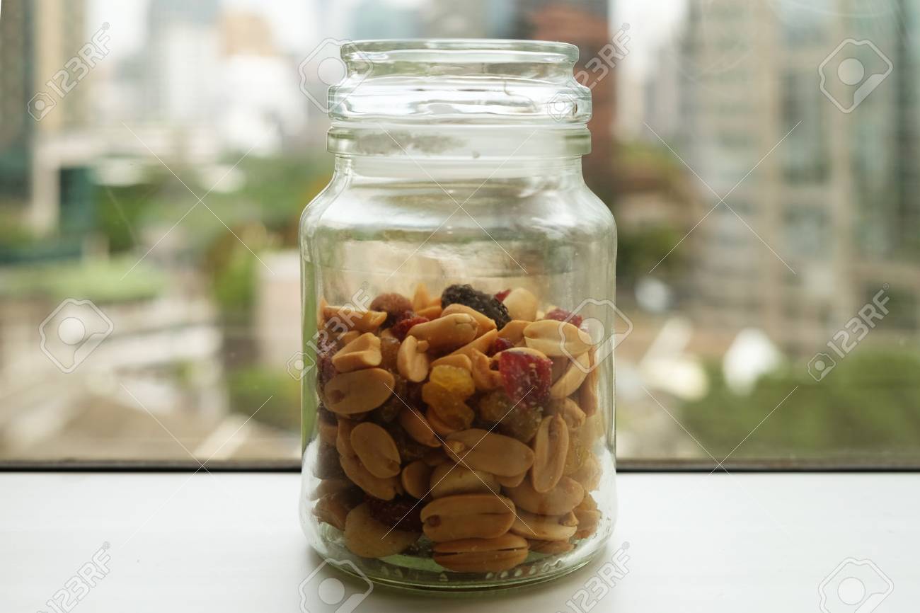 塩辛いピーナッツ ドライ フルーツの瓶がぼやけて背景を持つベリーします の写真素材 画像素材 Image