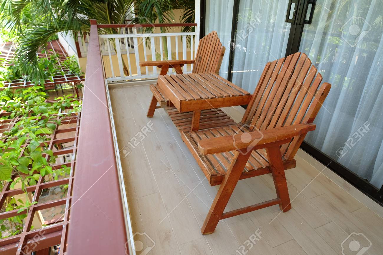 Couple De Chaises En Bois Au Balcon Terrasse Sur Le Sol En Deuxieme Etage A L 39 Interieur De La Chambre